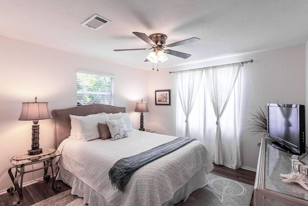Your Tranquil Escape Is Found Directly On The Beach At The Serenity Beach Condo. 시에스타 키 외부 사진